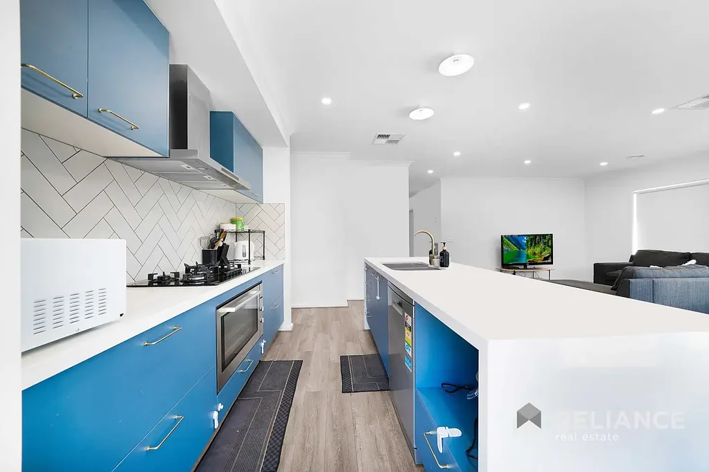 Truganina 4 Bedroom Upgraded Contemporary Home in Prime Location of Truganina!