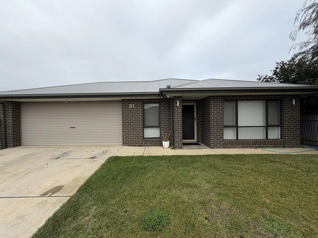 Three bedrooms family home for rent - Wingfield
