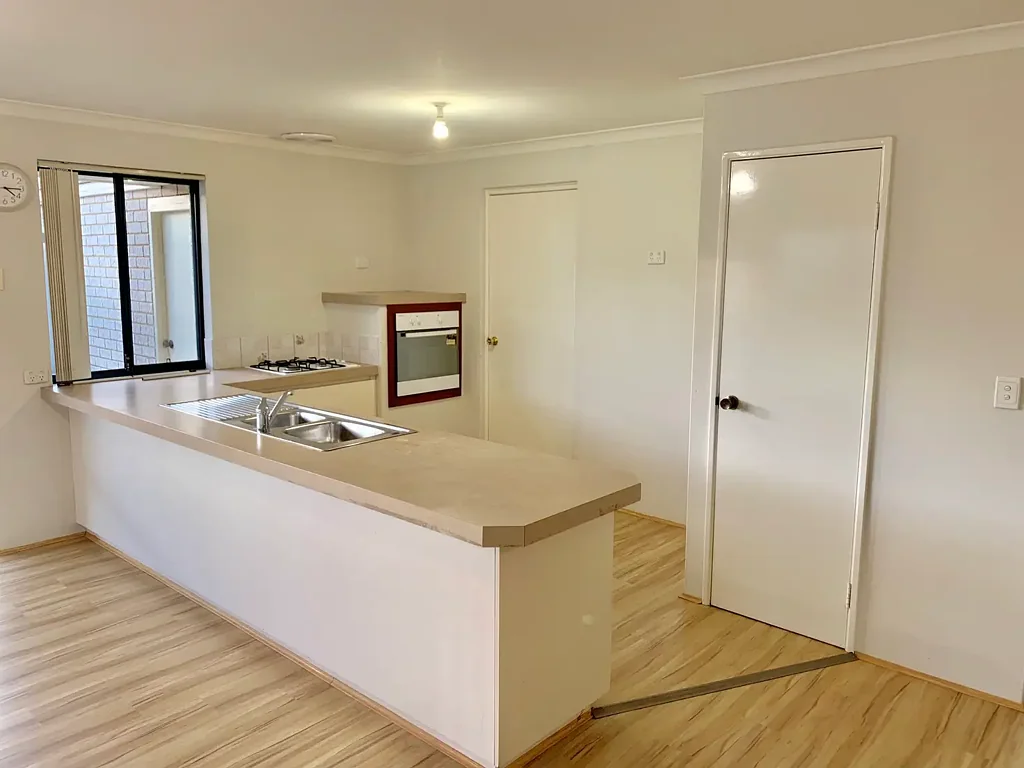 WALKING DISTANCE TO WESTFIELD CAROUSEL!! @$850 per week