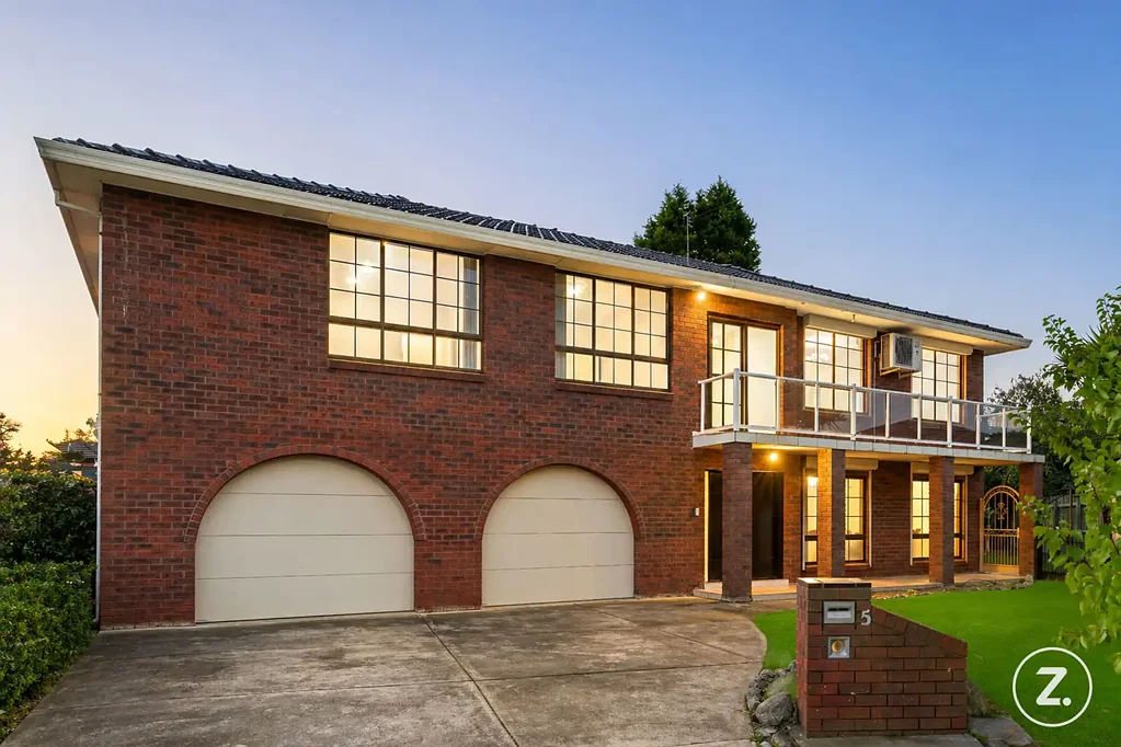 Campbellfield 5ห้องนอน Spacious Double-Storey Family Home with Dual Kitchens, Multiple Living Areas & Prime Location