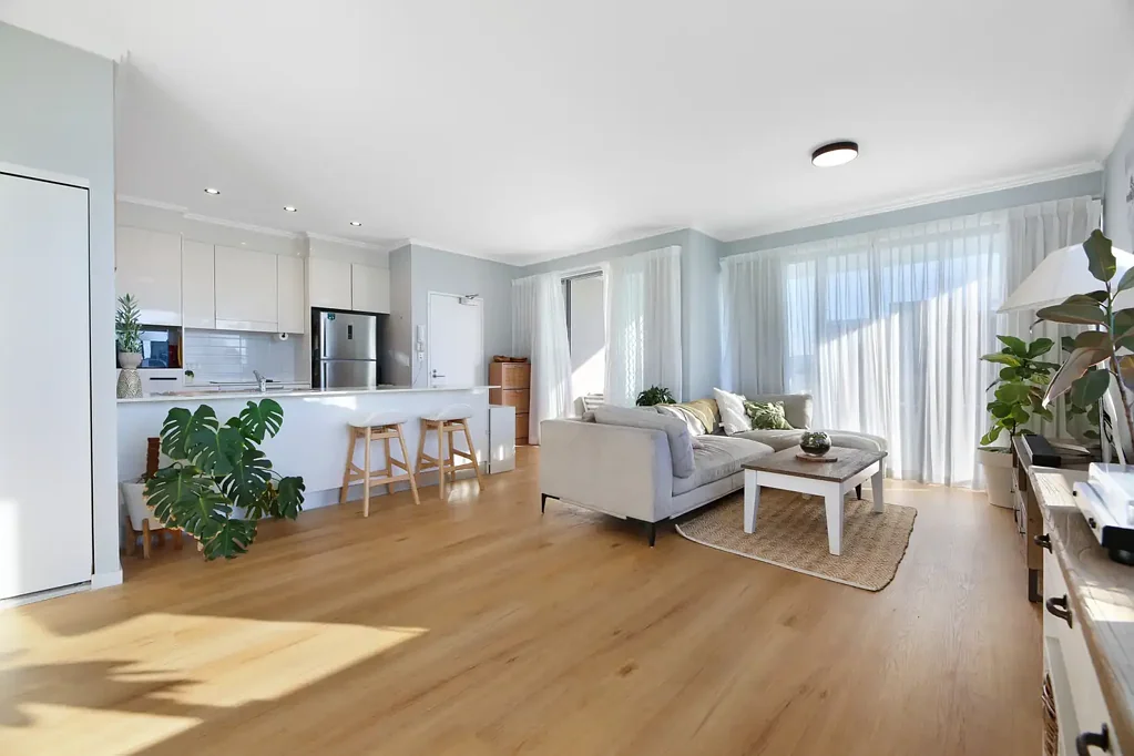 Mermaid Beach 2房  Light-Filled Coastal Living with Skyline & Hinterland Views