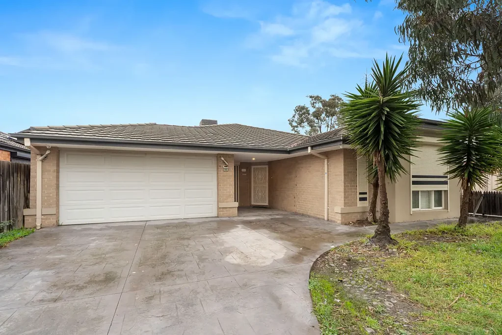 Roxburgh Park 4房 Roxburgh Park家庭社区 宽敞多功能住宅 四卧主套房带浴 家庭办公室 低维护后院 优质设施齐全 便利生活首选 Spacious Family Living in Great Location