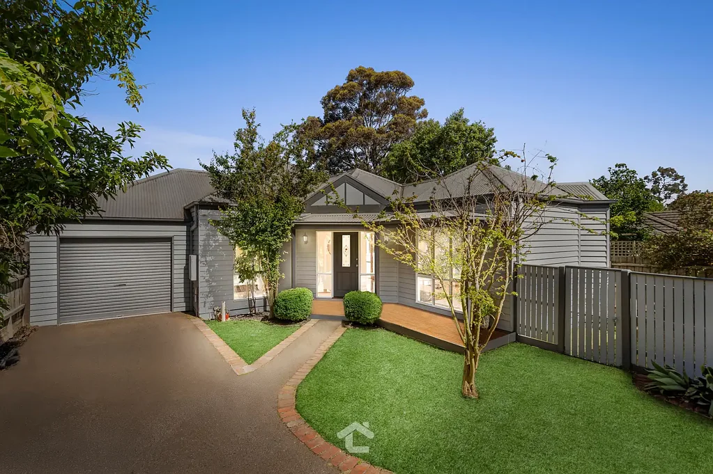 Mitcham 3房 装修精美 三卧两卫 采光充足 现代舒适 楼层无业委会 多个户外庭院 前院玫瑰 后院潜力大 岛台厨房 燃气灶 电烤箱 独立卫生间 主卧套间 浴室齐全 管道供暖 后部通道车库 报警系统 步行学校 商圈 靠近公交 火车站 东部高速 Contemporary Comfort with Lifestyle Convenience