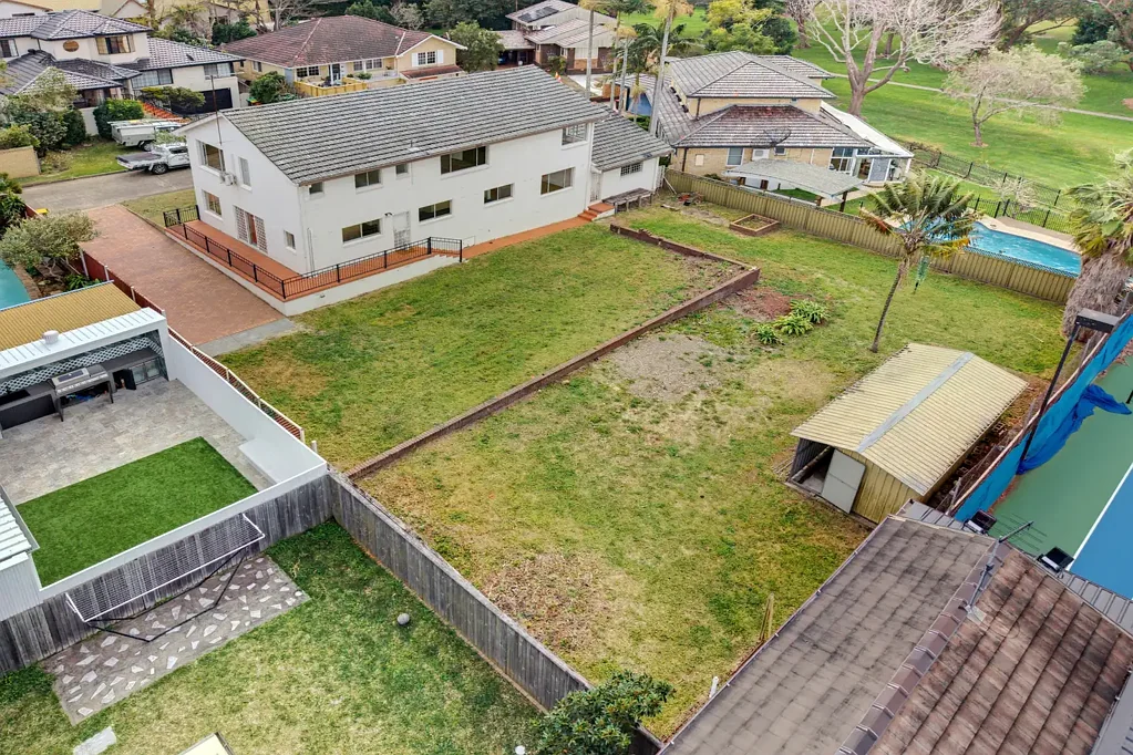 Blakehurst 5 Slaapkamer Exceptional Family Residence on 1,150sqm with Outstanding Potential