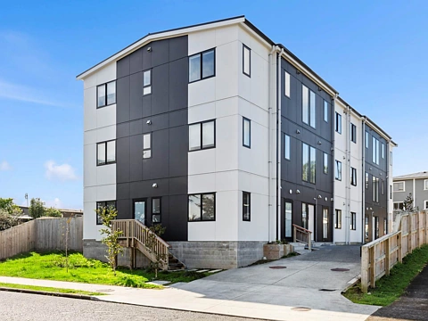 Papatoetoe 2房  Almost New In Golden Circle!