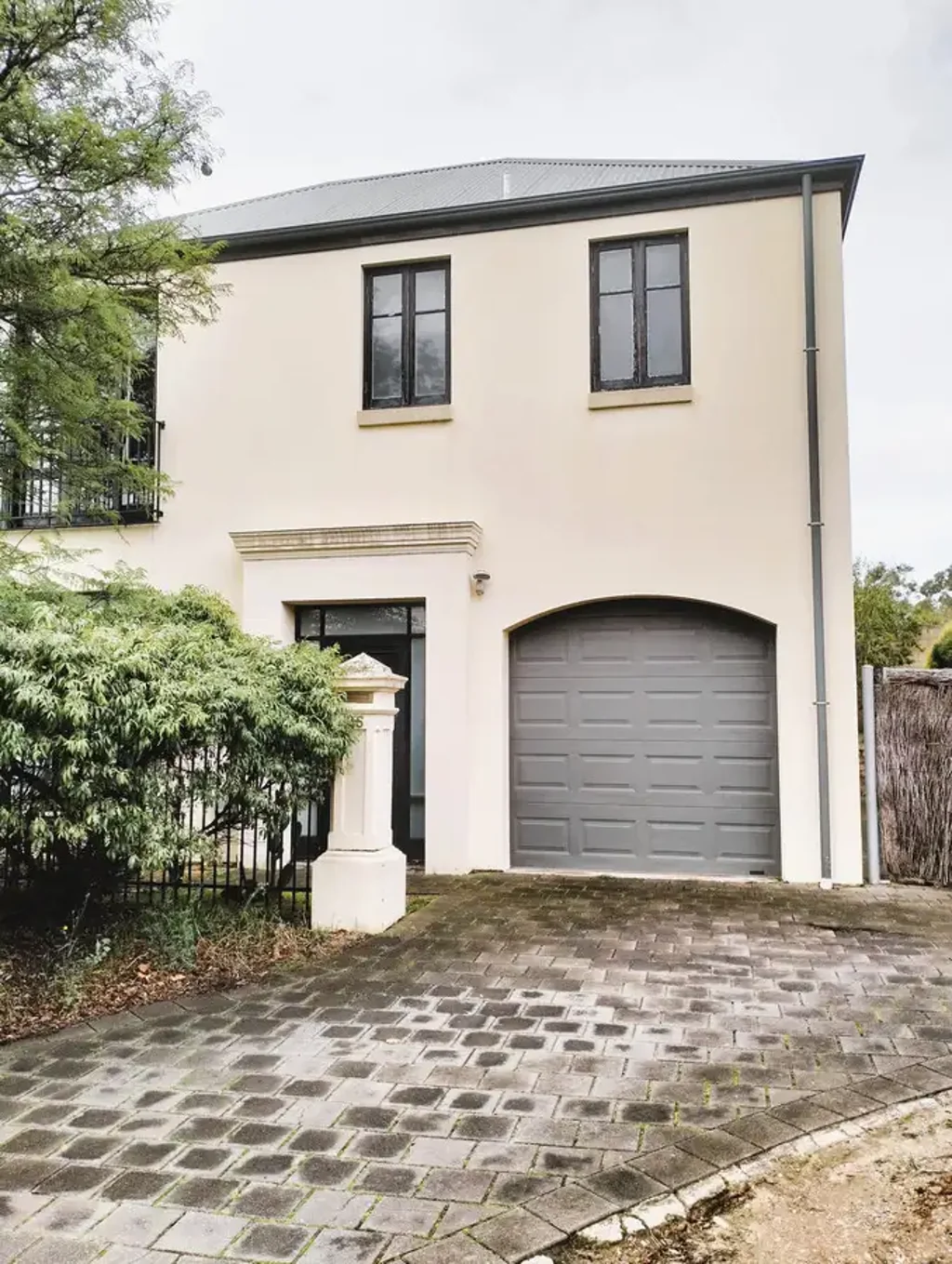 MODERN TOWNHOUSE, GREAT LOCATION
