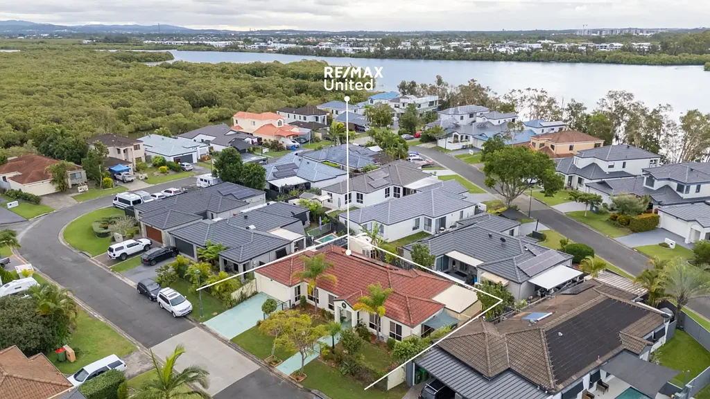 Coombabah 3房  Hidden Gem in 'The Estuary' - Prime Opportunity with Great Potential!