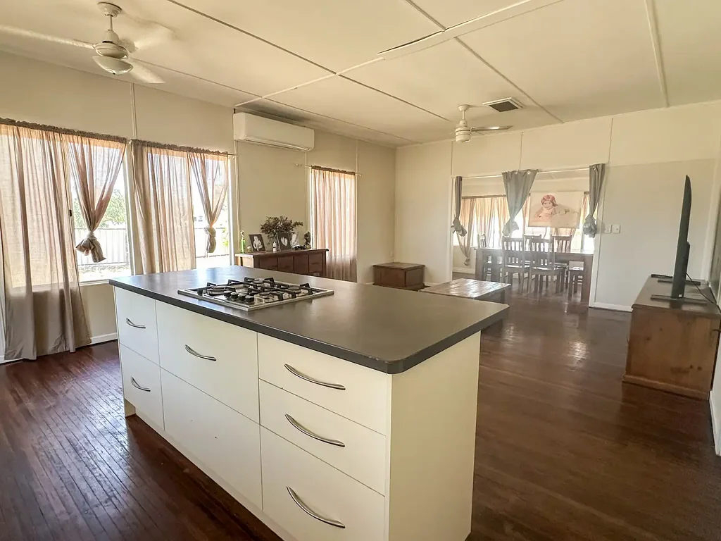 Cloncurry 5ਬੈੱਡਰੂਮ Spacious Family Home + Self-Contained Granny Flat on Half an Acre!