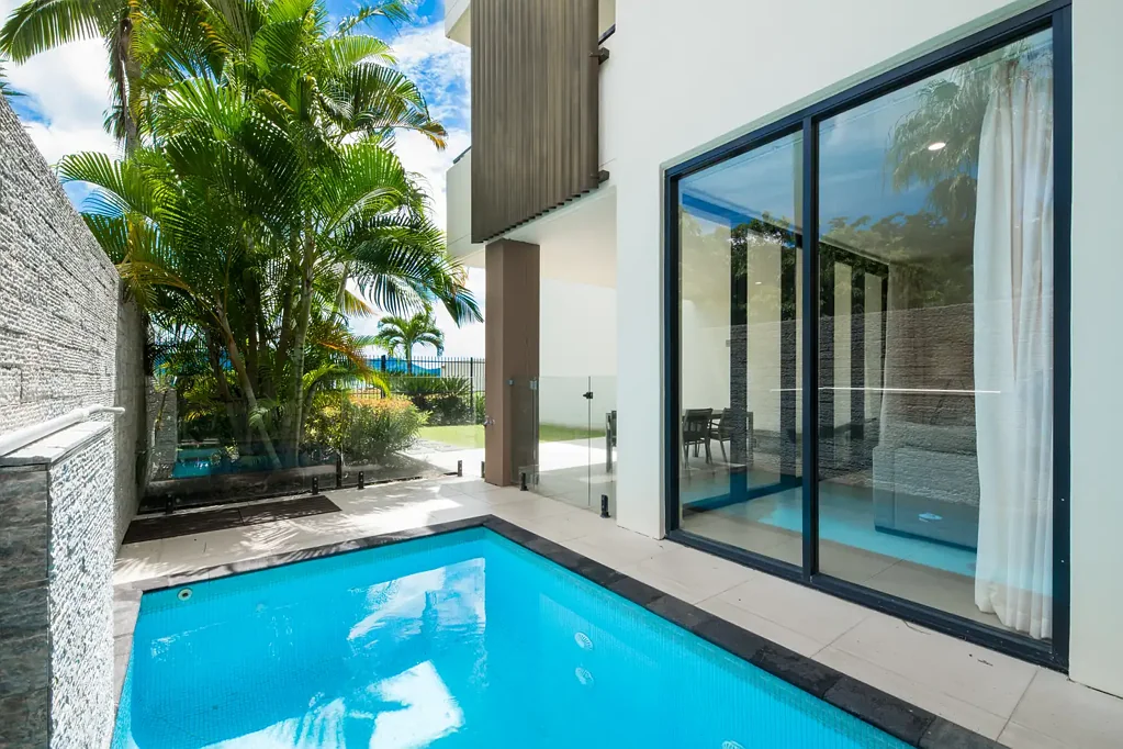 Cannonvale 3 Bedroom Ground Floor Mirage Apartment With Private Pool & Sea Views