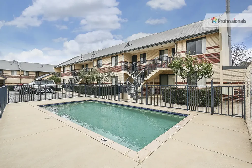 TIDY 2 BEDROOM IN SECURE COMPLEX