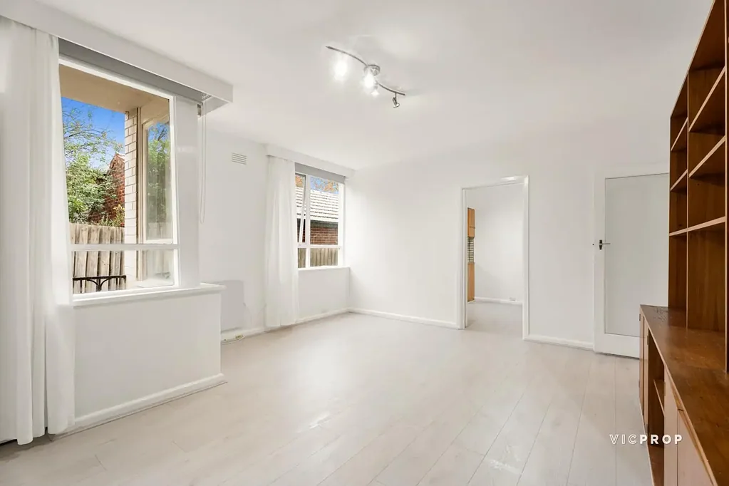 Travancore 2Kwarto Spacious Sanctuary with Mid-Century Modern Brilliance