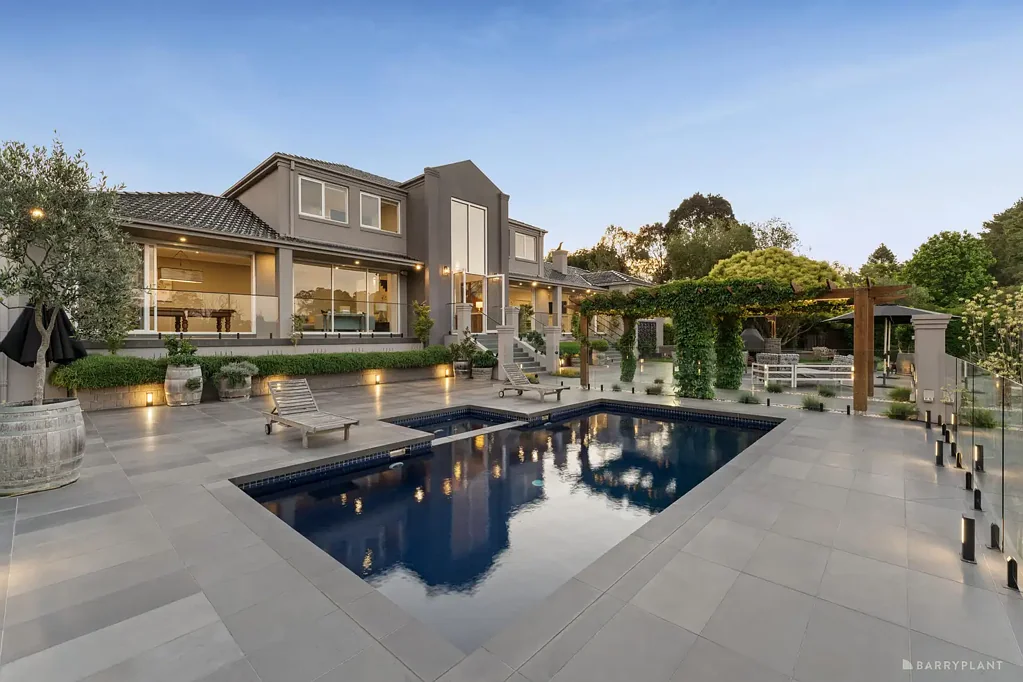 Templestowe 6房 Yarra Valley壮丽景观 全长特色玻璃 室内外无缝流动 Gaggenau高端厨房 度假村风格户外设施 五间宽敞卧室 精英学校近便 Architectural Excellence with Resort-Style Living