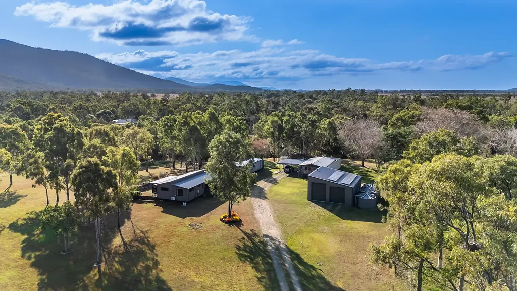 Crystal Brook 4ਬੈੱਡਰੂਮ UNDER CONTRACT By Lynne Erricker - Rural Living With Dual Occupancy, Sheds, Water And Space - Your Whitsunday Escape Awaits