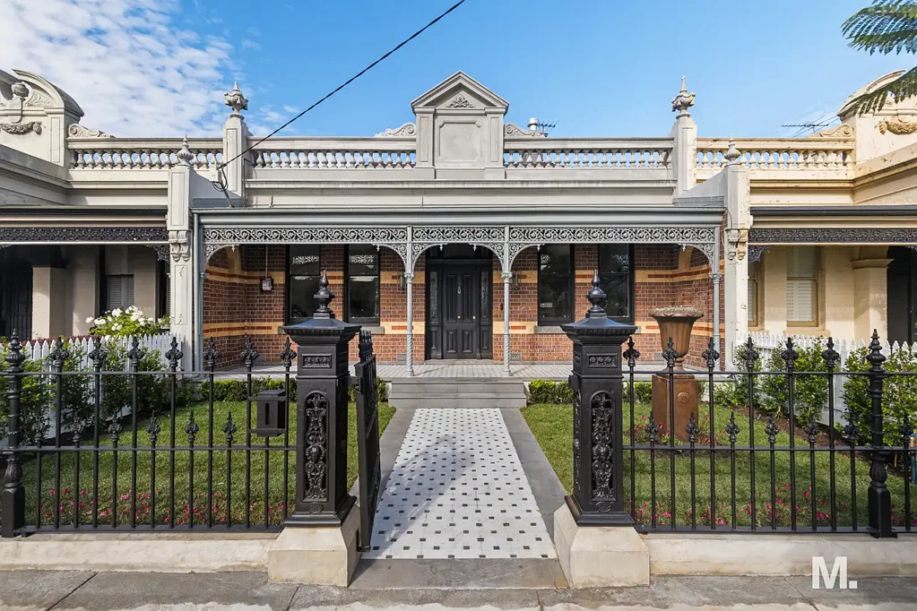 Ascot Vale 4房 高端重塑设计 定制细节精工 奢华套间地暖 设计师厨房电器 榆木复合地板 高挑天花板空间 无缝室内外连接 活力便捷地段 咖啡餐饮近邻 A TRULY EXCEPTIONAL HOME - YOU CAN BANK ON THAT.