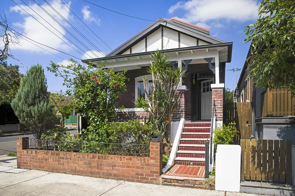 Dulwich Hill 4房 联邦风格住宅 高天花板 四卧四窗 宽敞厨房 马赛克浴室 私人露台 步行绿道 咖啡馆环绕 交通便捷 Federation Elegance With Light, Space And Corner Presence