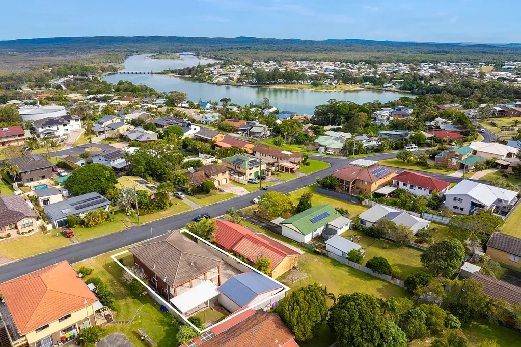 Evans Head 5房  Enjoy the coastal lifestyle in this family friendly home with river views!