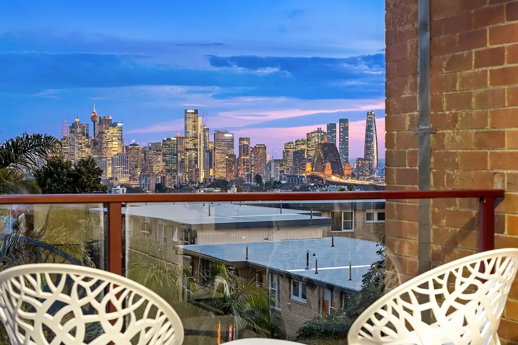 Cremorne 2 Bedroom Inviting Apartment With Sparkling City and Water Panoramas