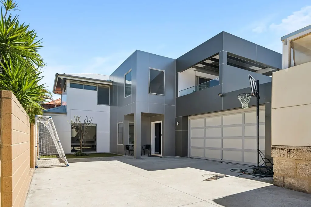 Lathlain 4Kwarto COMING SOON - MASSIVE MODERN FAMILY RESIDENCE