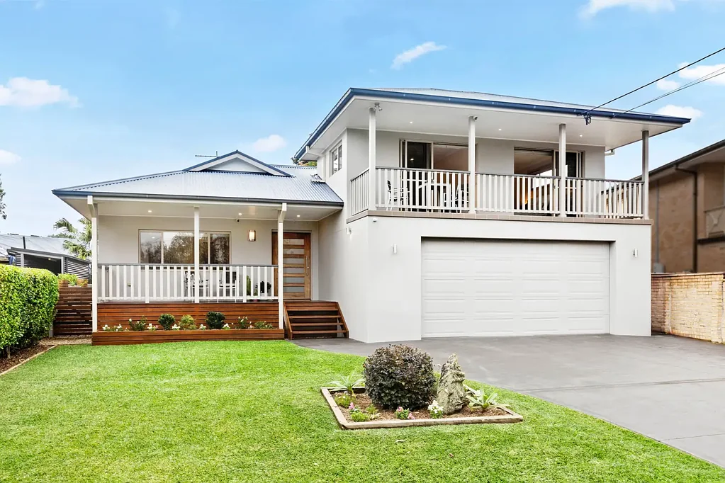Westleigh 5Zimmer Family perfection: three living zones, two primaries, poolside entertaining, walk to amenities