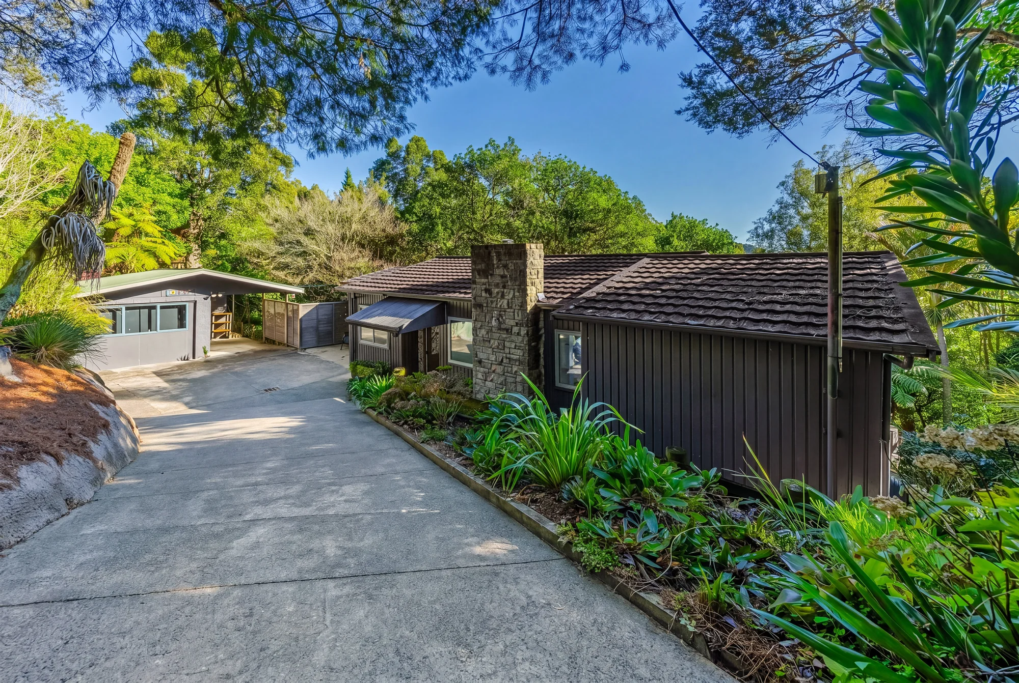 Titirangi 3chambre WELL Under CV! - Potential To Add Value