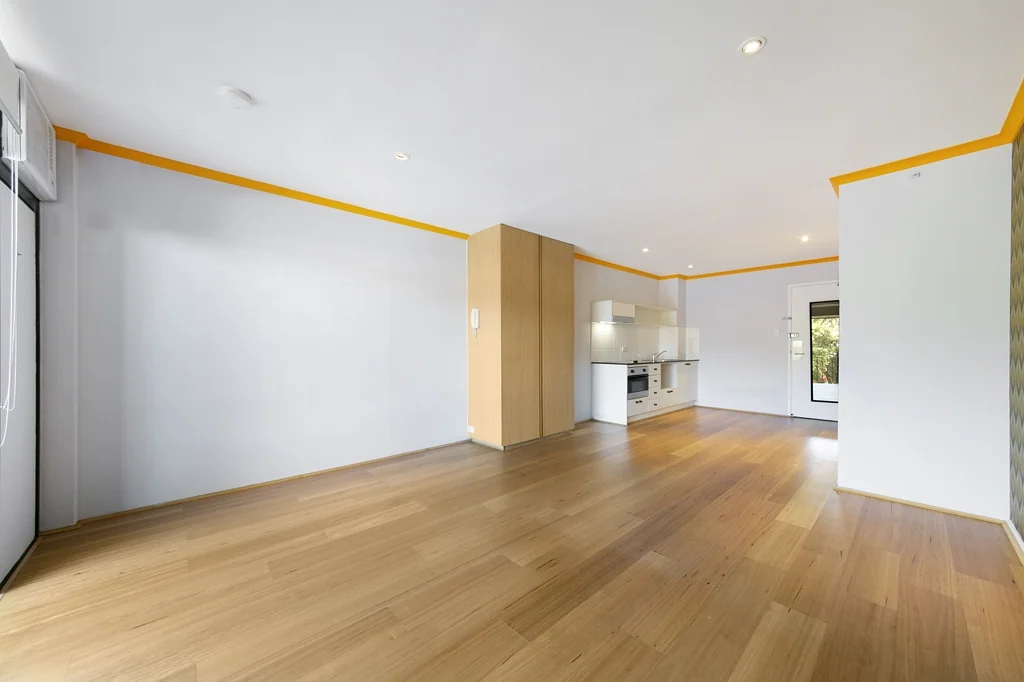 Modern and refreshed Studio apartment, Walk to University, easy access by Tram  2 stops 5mins. ( Fridge, Sofa and bed ) optional
