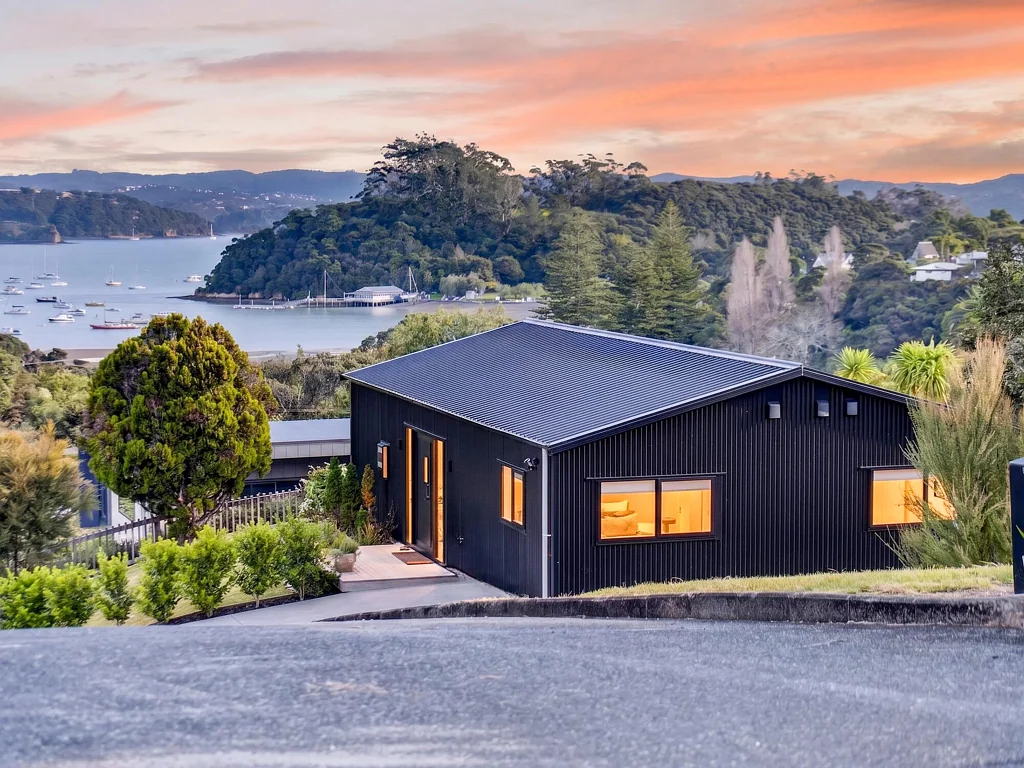 Russell 2房  Modern and majestic overlooking Matauwhi Bay