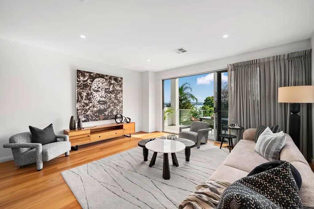 Warners Bay 3Zimmer Modern Glamour, Lakeside Serenity, and a View Worth Savouring