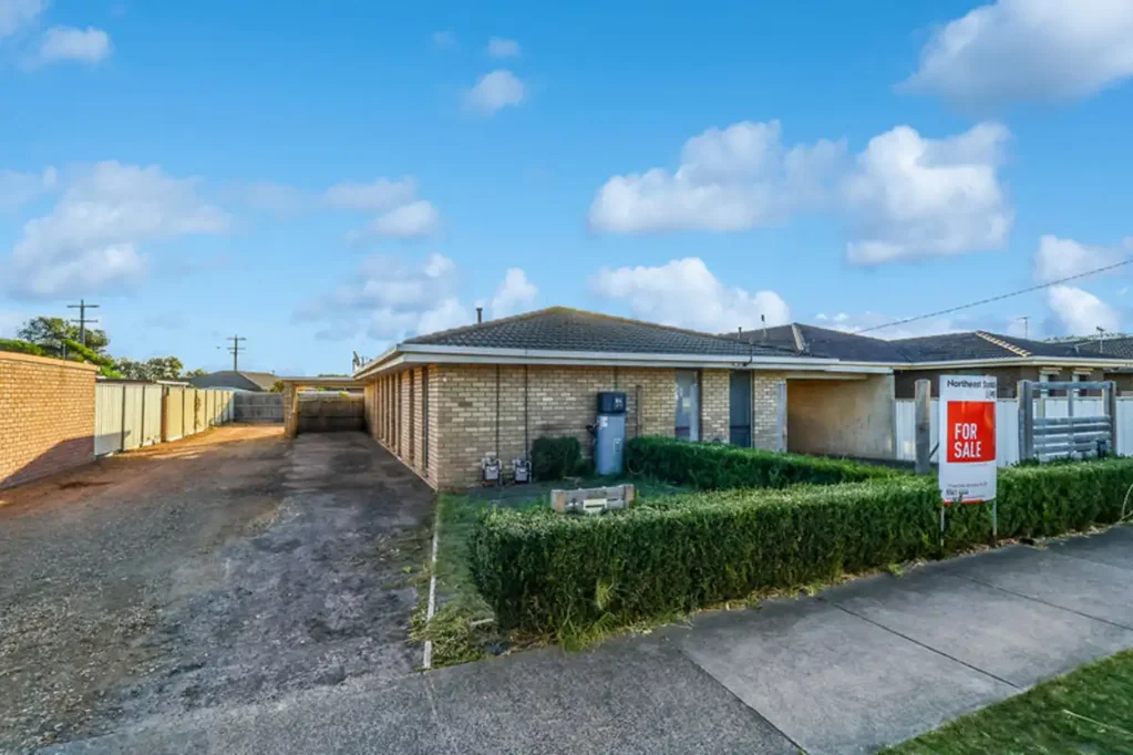 NEAT 2 BEDROOM UNIT IN QUIET LOCATION!