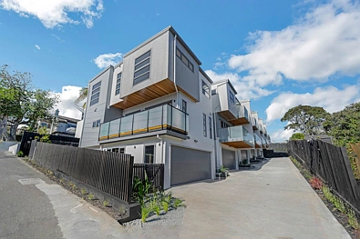 Remuera 4房 奢华便利景观，学区优质；周边设施齐全，生活便捷；现代设计，双车库，阳台视野开阔；Miele厨房，Villeroy & Boch盆，Caroma马桶，安全警报。 Brand New in Double Grammar Zone