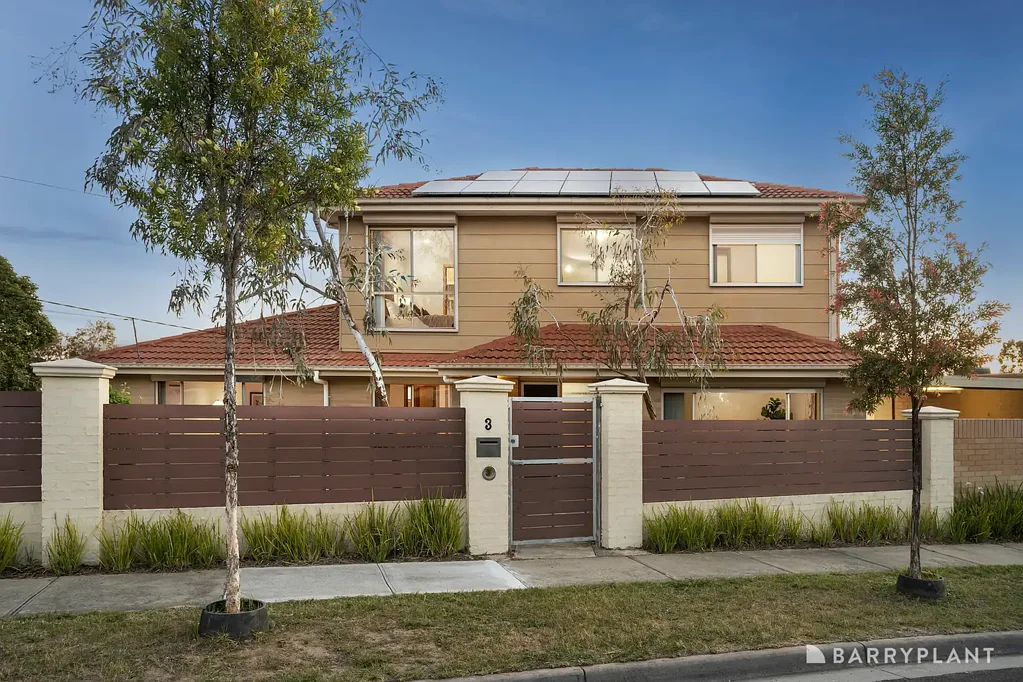 Bundoora 4房 Bundoora宁静角落 588sqm占地 步行便利设施 双层温馨住宅 抛光木地板 明亮厨房 宽敞卧室 双车位车库 燃气供暖 蒸发冷却 Spacious Family Living in a Prime Bundoora Location