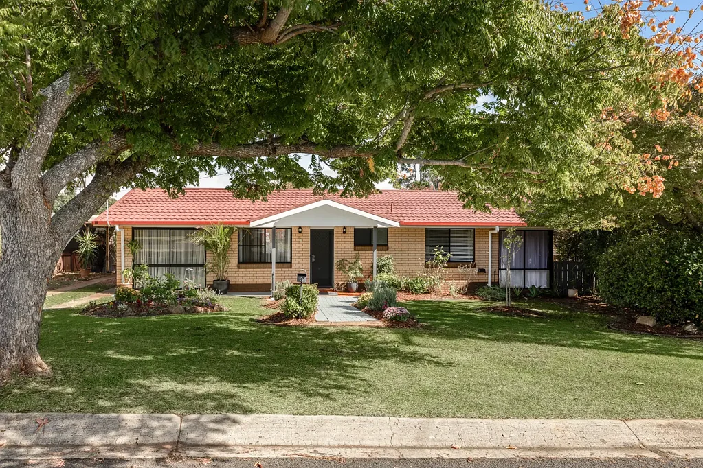 Centenary Heights 3Kwarto Hidden Gold in Marigold - Sunshine, Style & a Touch of Magic