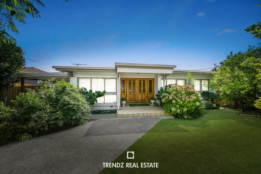 Burwood East 3房  MASSIVE LAND SIZE - PERFECT LOCATION !