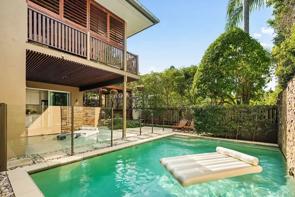 Indooroopilly 5બેડરૂમ Executive Family Living in Indooroopilly's most Convenient Pocket