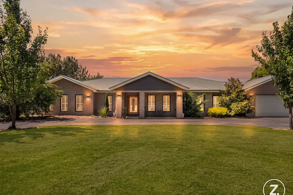 Beaconsfield 4침실 Luxury Family Living on a Flat 1 Acre with Pool, Shed and Endless Lifestyle Appeal