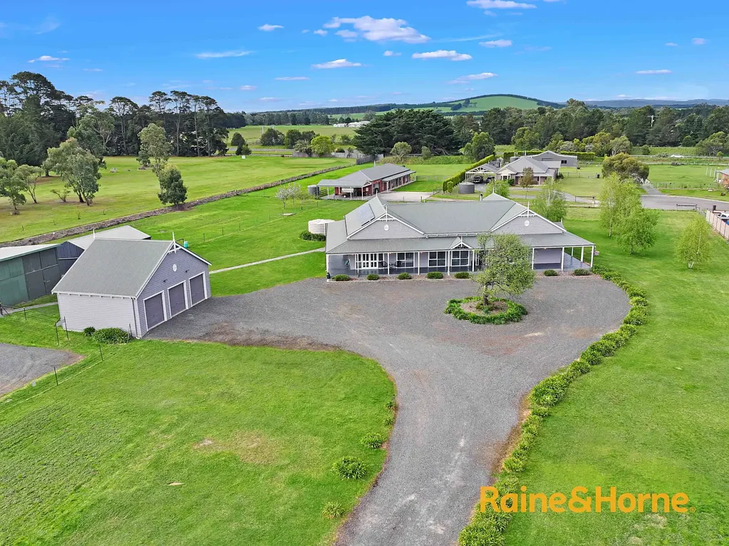 Ballan 4ਬੈੱਡਰੂਮ Serene Ballan Estate Overlooking Golf Course with Modern Enhancements
