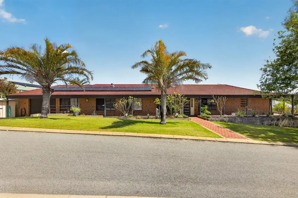 Baldivis 4房  Why: Because this premium corner setting offers space, layout and location, with poolside gardens and parkland views to enjoy