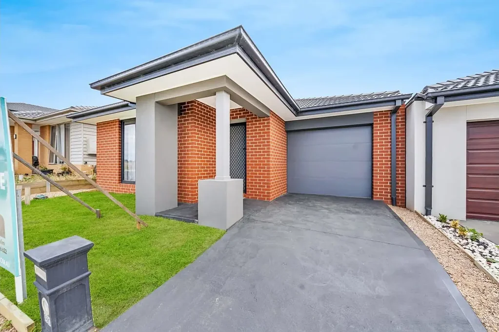 Spacious Family Living Awaits in Desirable Clyde Neighbourhood!!