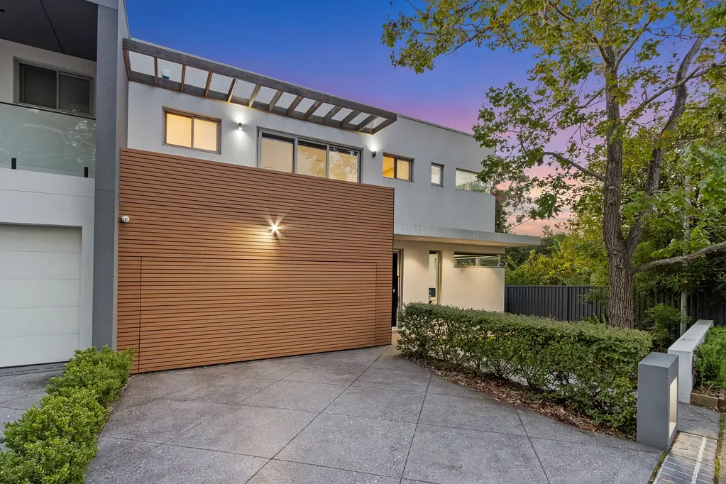 Connells Point 4Kwarto Luxury Double Brick Duplex, a Masterpiece of Contemporary Architecture