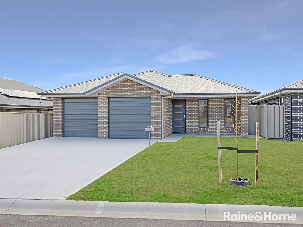 90 Emerald Drive, Kelso, NSW 2795