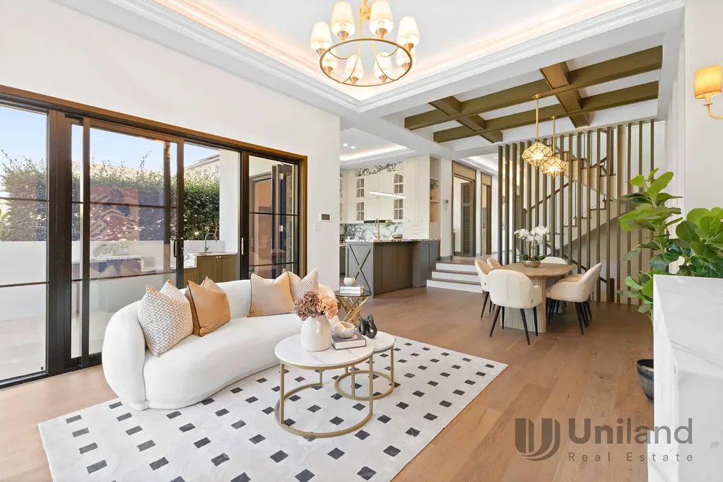 Eastwood 5ห้องนอน Prestigious Tri-Level Home Offering Space, Light and Views
