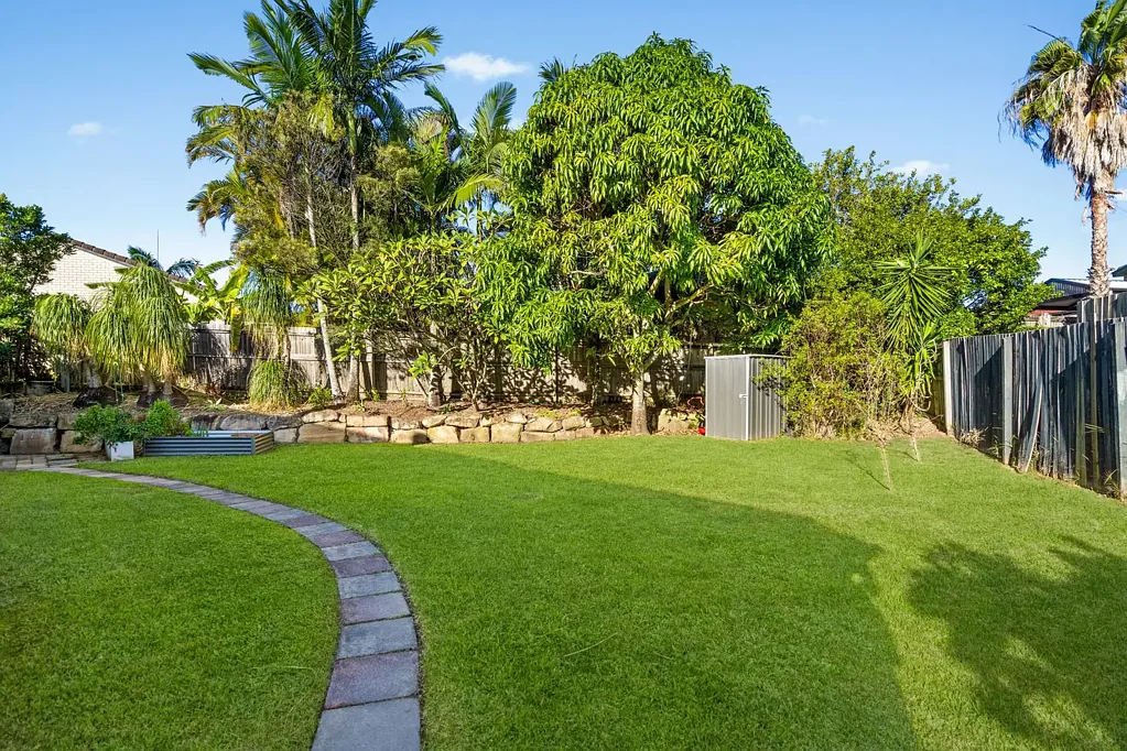 Molendinar 4બેડરૂમ Elevated Living Surrounded by Space and Established Gardens