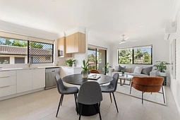 2/110 Pembroke Road, Coorparoo