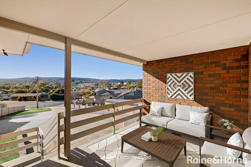 Queanbeyan 3 Bedroom Convenient duplex living with elevated views.