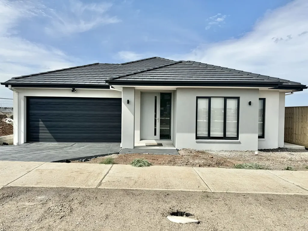 Near New conveniently located family home in Mambourin - For Lease