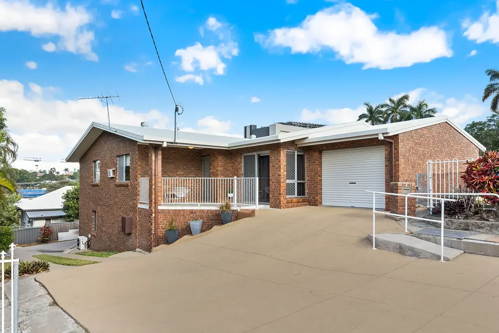 The Range 5ਬੈੱਡਰੂਮ High-Set Living in a Convenient Location