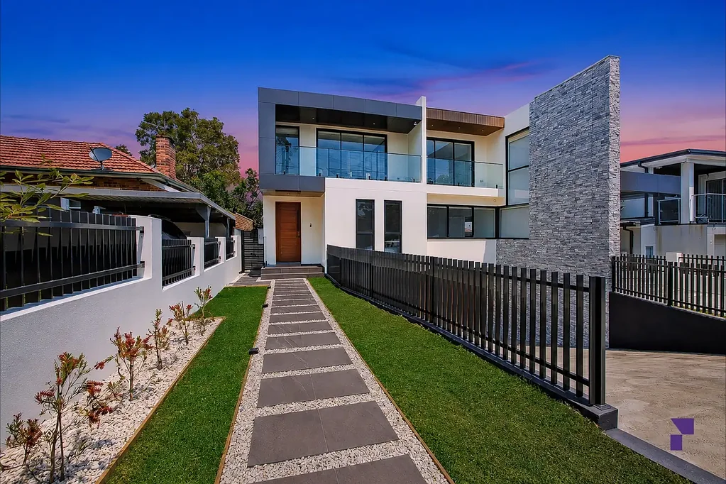 Mount Lewis 4غرفة نوم Striking contemporary duplex designed for spacious modern living with basement parking