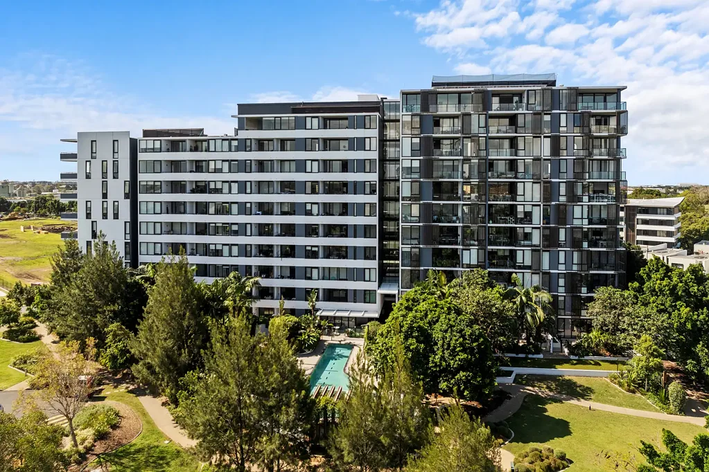 Modern Riverside Living with Resort Amenities in Hamilton