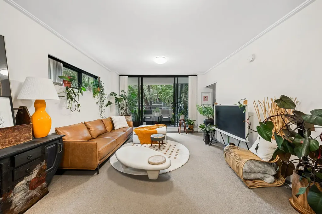 Waterloo 1 Bedroom PRIVATE & SPACIOUS EAST-FACING ONE-BEDROOM APARTMENT