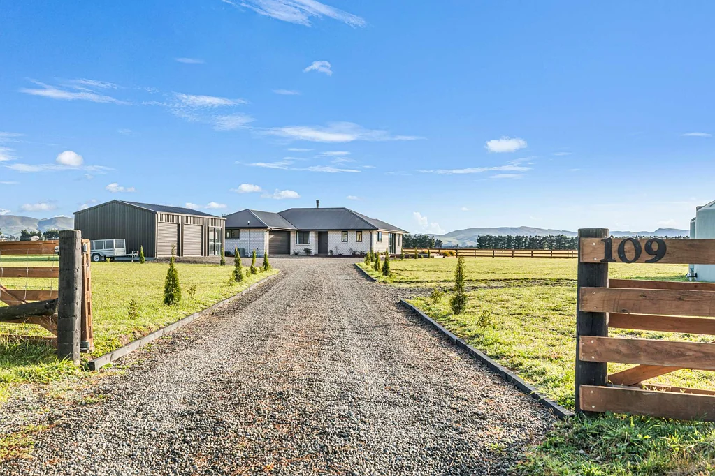 Amberley 4 Bedroom Stunning Near-New Home on 10 Beautiful Acres