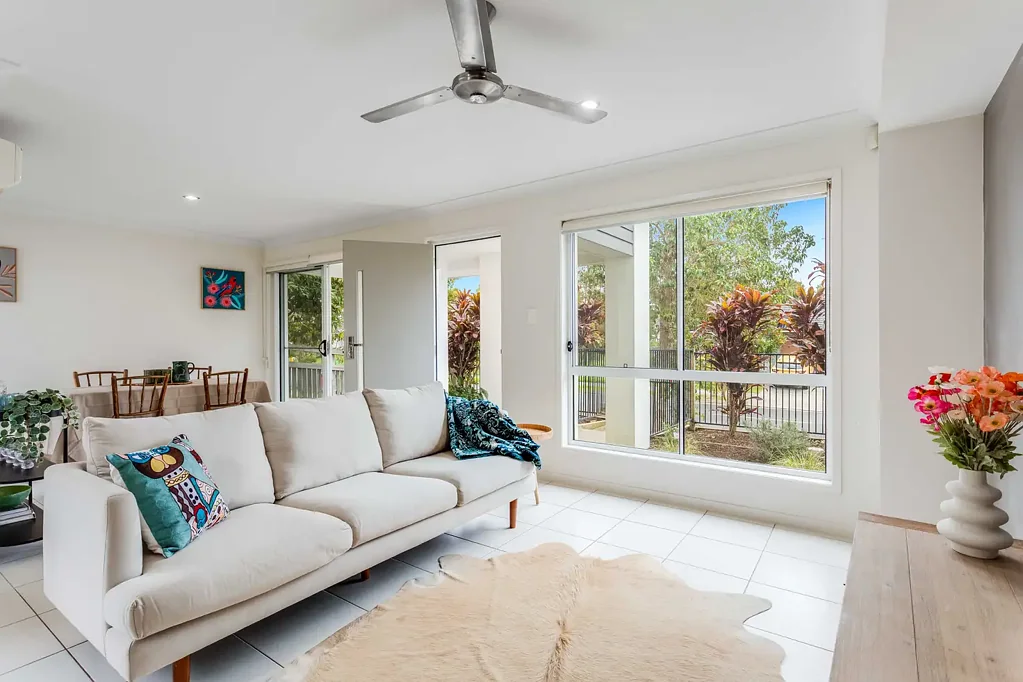 Springfield Lakes 3कमरा Exceptional private townhouse in leafy sought-after setting.